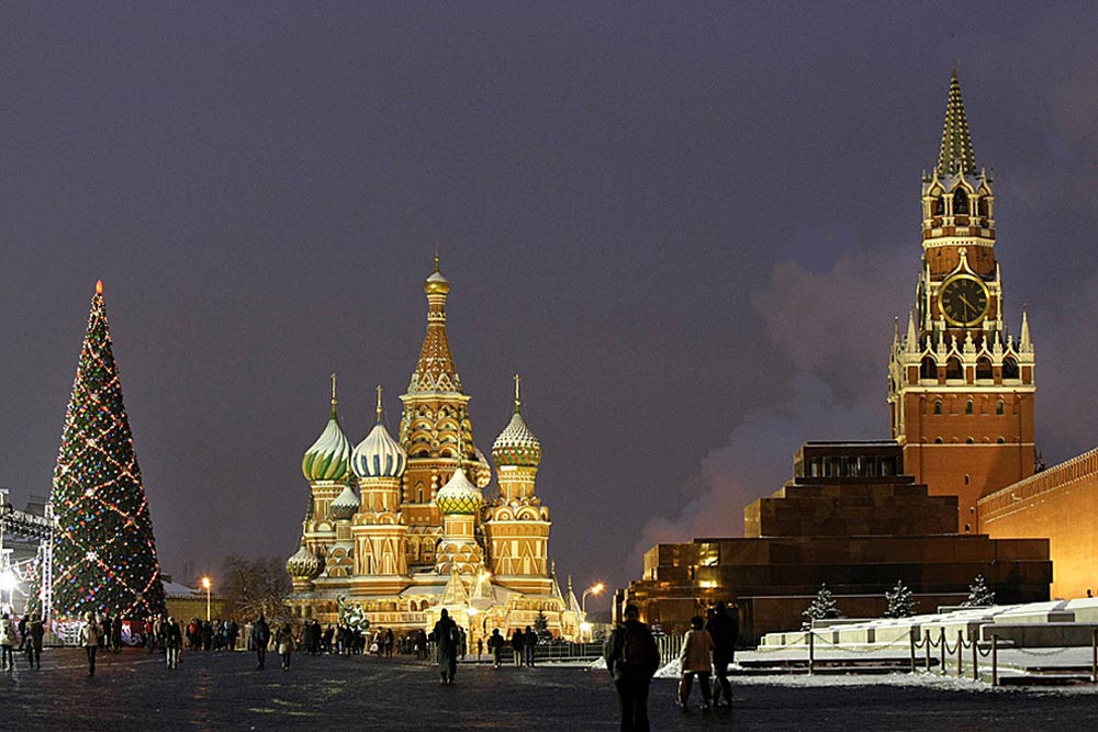 Включи россия огромная. Кремль новый год. Новогодняя Москва. Россия Кремль. Кремлёвская ёлка на красной площади.